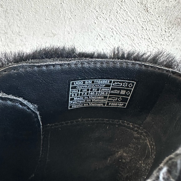 Ugg Women’s Kirke Stacked Heel Booties Black - Picture 10 of 13